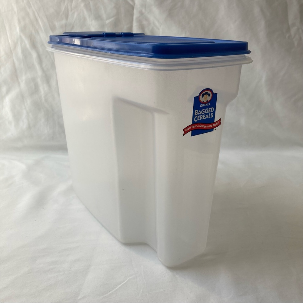 Rubbermaid Servin’ Saver Quaker Bagged Cereal 1.3 Gal Container Blue Pour Lid